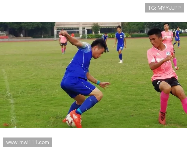 拿茶壶的足球明星如何在绿茵场上展现独特魅力与风采